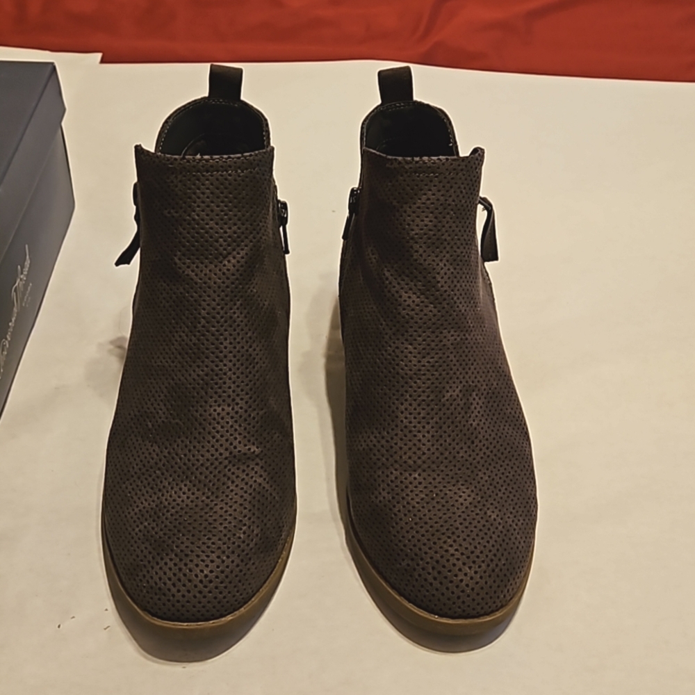 Universal Thread Bootie sz 9